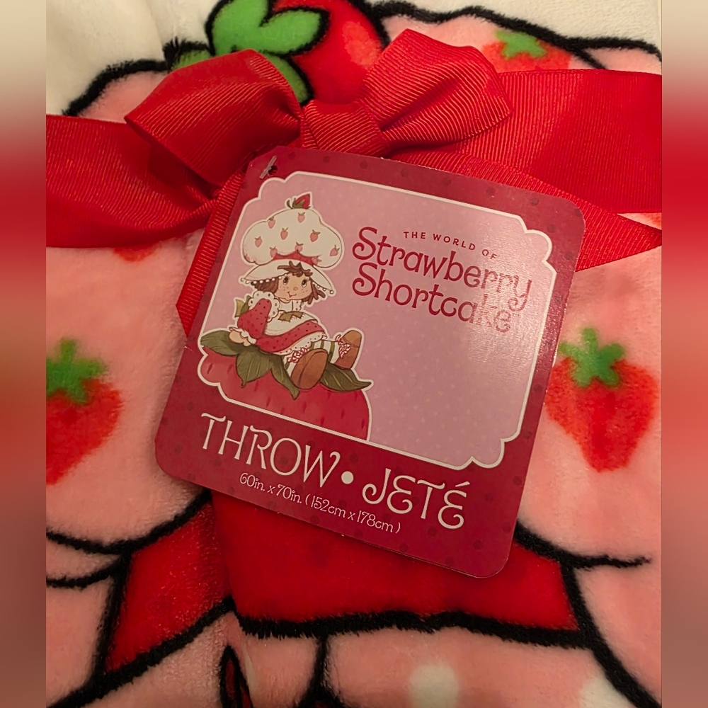 Strawberry Shortcake Plush Blanket-NWT - Picture 2 of 3